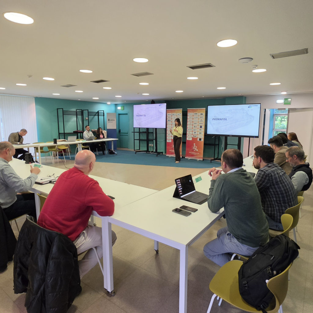 Carolina Díaz presenta la empresa Piedrafita a los miembros del Asturias Hub Defensa
