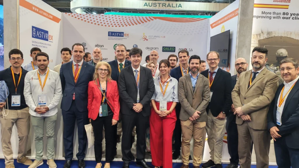 Foto de familia de las empresas de Asturias Hub Defensa presentes en Eurosatory 2026