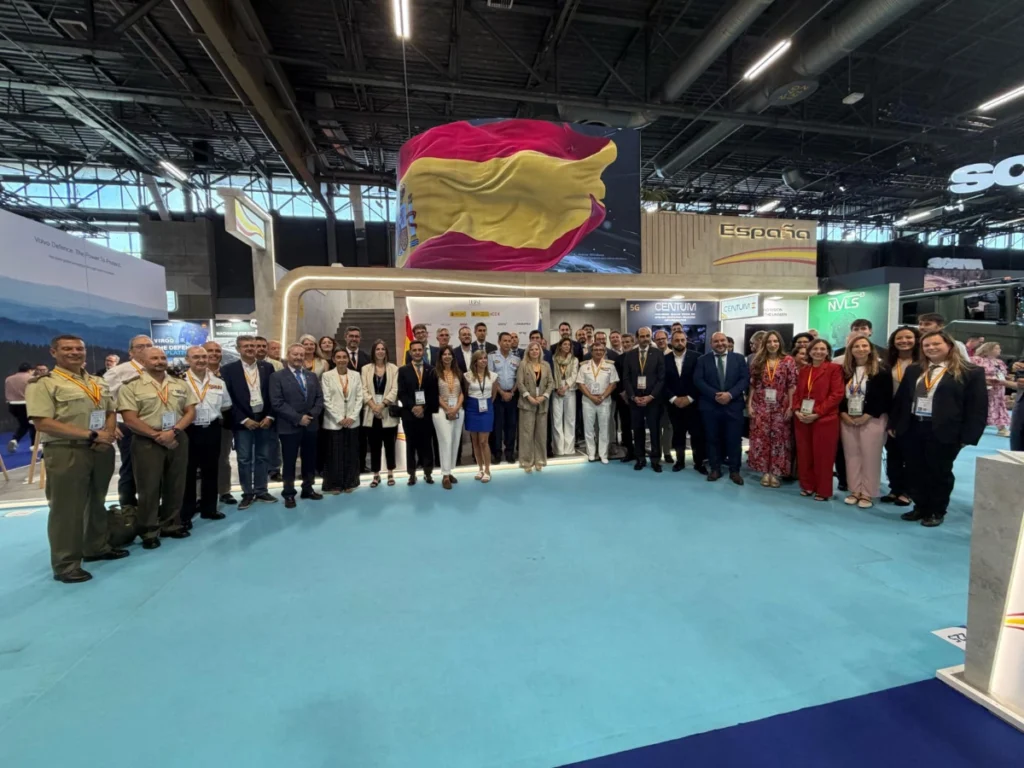 Foto de familia en el pabellón de España organizado por TEDAE