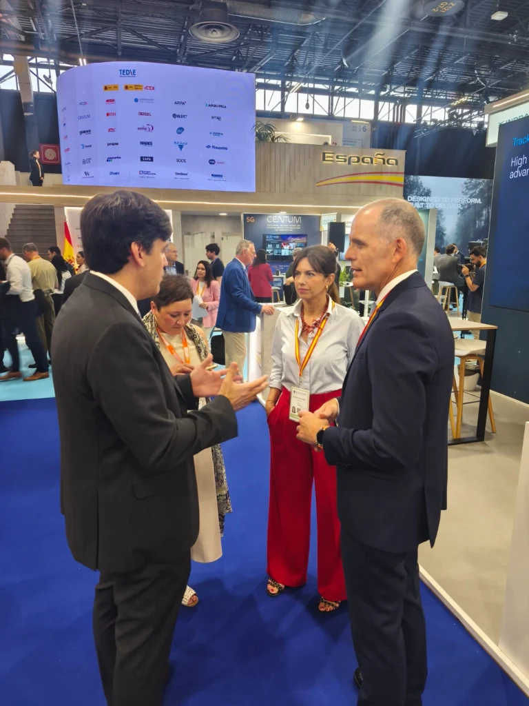 Visita del Consejero de Ciencia, Empresas, Formación y Empleo,  Borja Sánchez al stand de Asturias Hub Defensa - Asturex en Eurosatory 2026