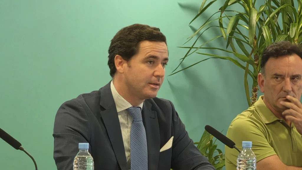 Beltrán Martín-Prat Bolín, de ITEMAT Mecanización, durante su participación en la mesa redonda sobre oportunidades y retos del sector defensa y doble uso.