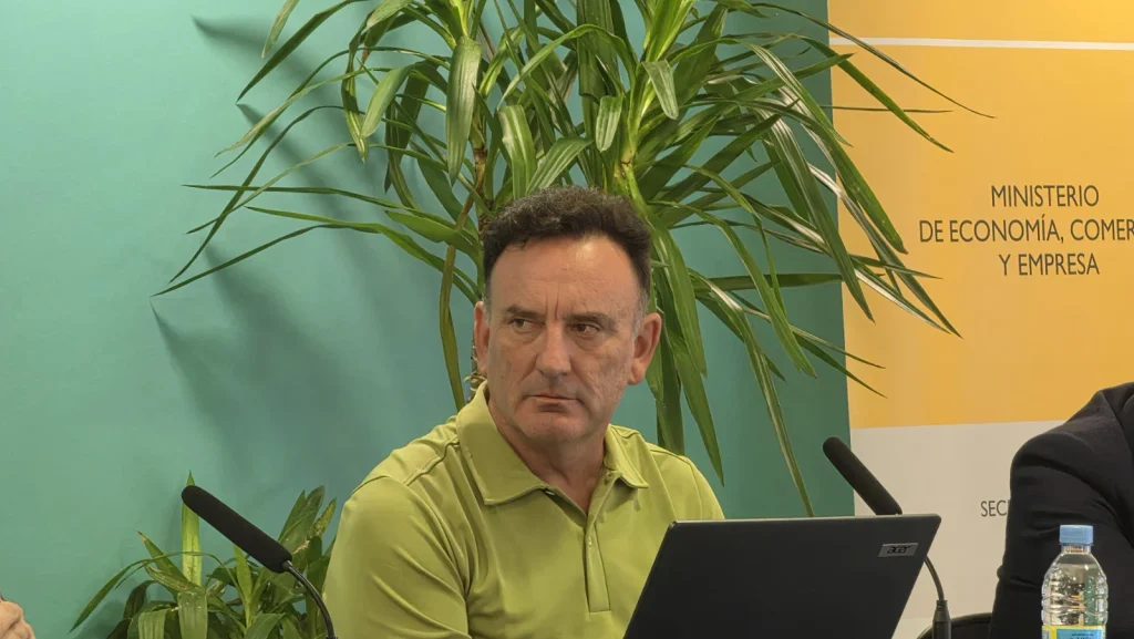 Carlos León Gasalla, de Rheinmetall Expal Munitions, compartiendo la experiencia de la compañía en el sector defensa durante la mesa redonda organizada por Asturias Hub Defensa e ICEX.