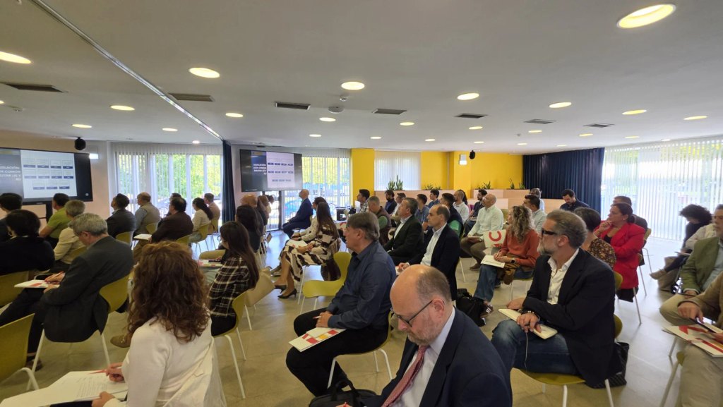 Participantes intercambiando experiencias durante el encuentro de networking de la jornada organizada por ICEX y Asturias Hub Defensa.