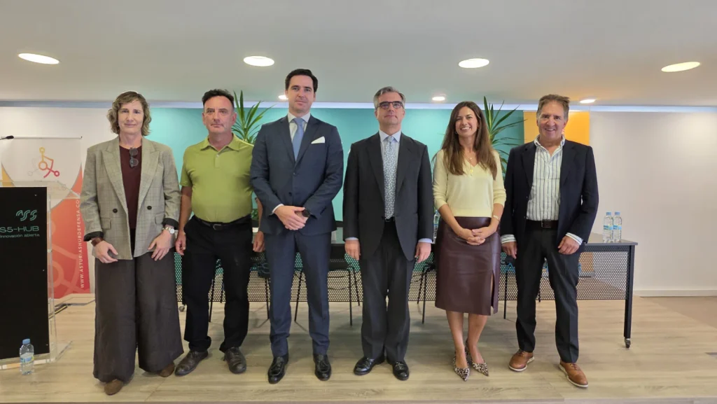 Fotografía de grupo de los participantes en la jornada "Requisitos y Oportunidades en el Sector Defensa y Doble Uso" celebrada en Gijón.